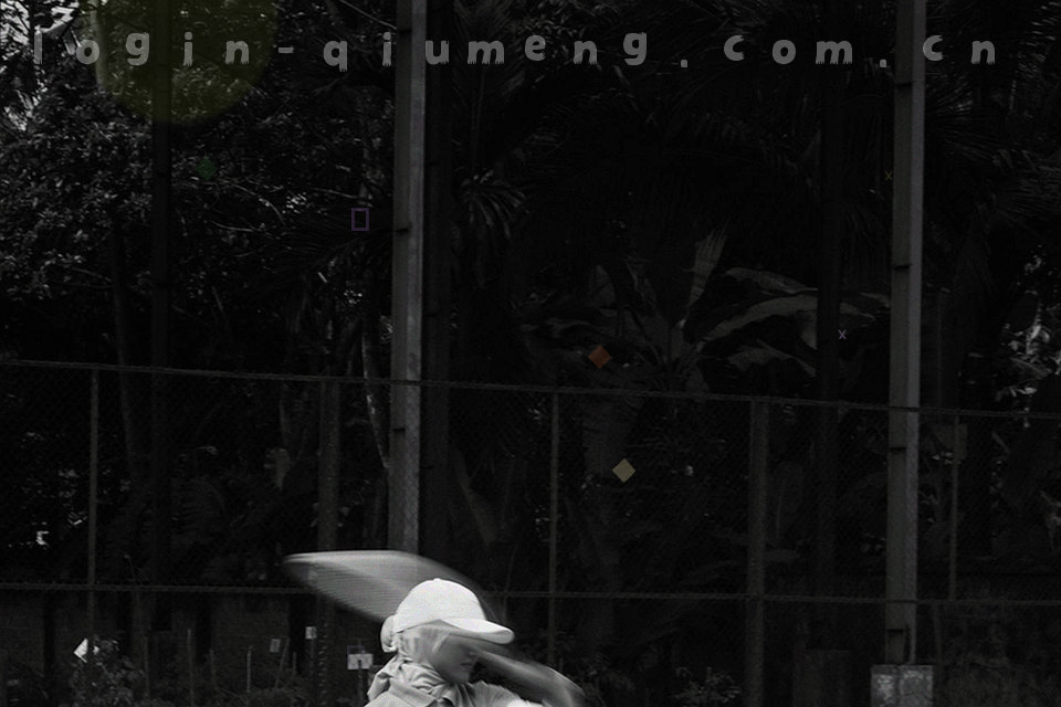 训练场上跑动轨迹的俯拍剪影，画面叠加折线网格与刻度线